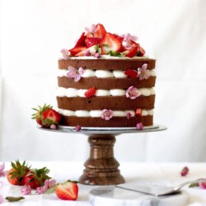 Eine Schichtorte mit weisser Creme und Erdbeeren auf Etagere