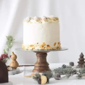 Eine weisse Torte mit Vanillekipferl und Mandelblättchen auf einer Etagere