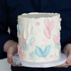 Babyparty Torte mit blauen und rosa Akzenten